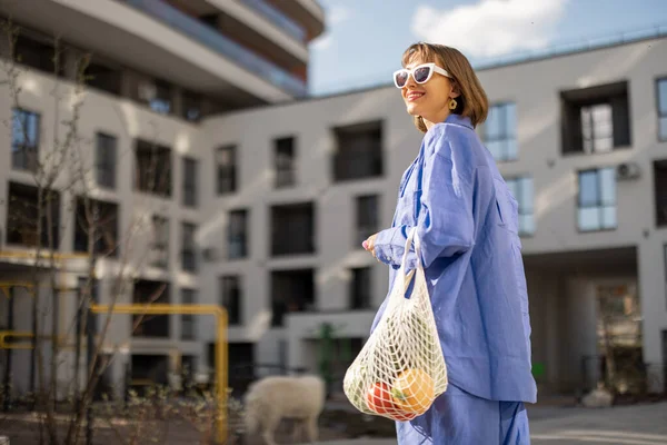 Jeune Femme Pyjama Bleu Marche Avec Sac Filet Plein Fruits — Photo