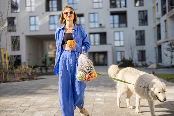 Une Jeune Femme Pyjama Bleu Promène Avec Son Chien Porte — Photo