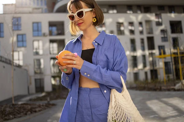 Mujer Joven Toma Frutas Naranjas Mientras Camina Con Comestibles Casa —  Fotos de Stock
