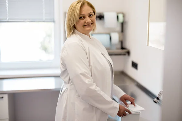 Portrett Seniorlege Steriliseringsrommet Klinikken – stockfoto