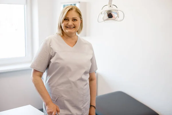 Portret Van Een Verpleegster Kantoor Prachtige Kaukasische Arts Met Blond — Stockfoto