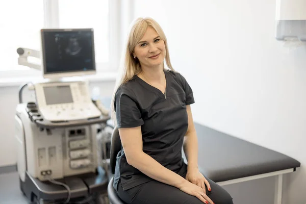 Portret Van Een Volwassen Medisch Specialist Ultrasone Diagnostiek Zittend Haar — Stockfoto