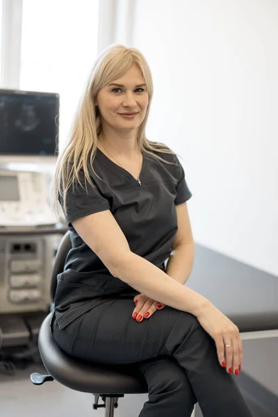 Portret Van Een Volwassen Medisch Specialist Ultrasone Diagnostiek Zittend Haar — Stockfoto