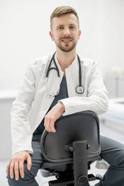 Muotokuva Nuori Mies Lääkäri Tai Lääkäri Lääkärin Puku Stetoskooppi Istuu — kuvapankkivalokuva