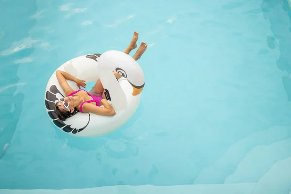 Жінка Плаває Надувній Іграшці Фламінго Відпочиває Басейні Вид Зверху Концепція — стокове фото