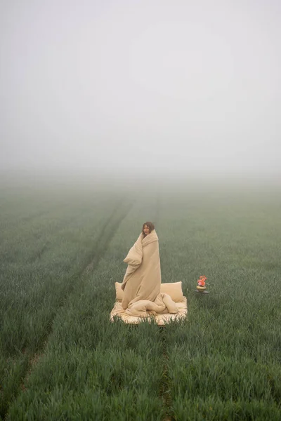 Kvinnan Vaknar Upp Sängen Täckt Med Lakan Grönt Fält Dimmig — Stockfoto