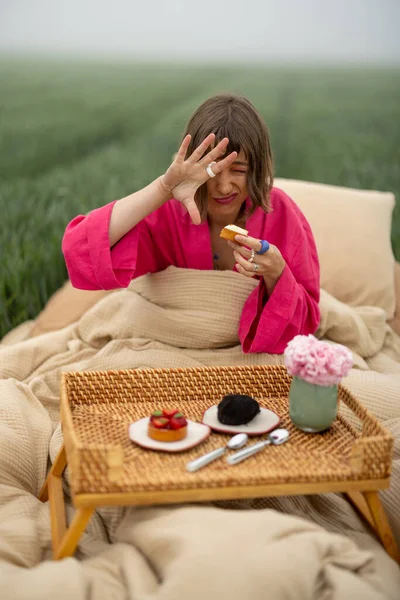 Wanita Muda Menikmati Sarapan Pagi Makan Kue Manis Sambil Berbaring — Stok Foto