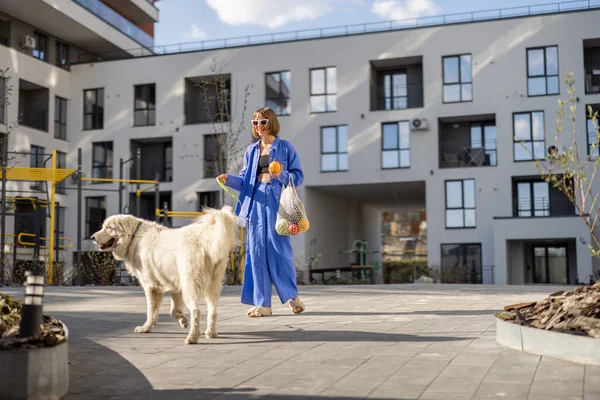 Ung Kvinna Blå Pyjamas Går Med Sin Hund Och Bär — Stockfoto
