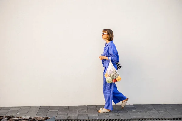 Γυναίκα Μπλε Πιτζάμες Βόλτες Τσάντα Ματιών Γεμάτη Από Φρέσκα Φρούτα — Φωτογραφία Αρχείου