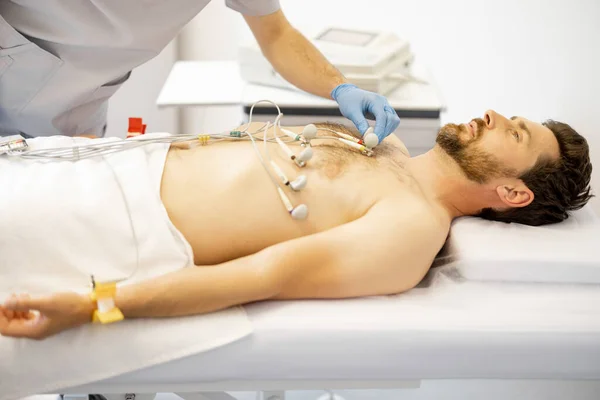 Patient Med Sugkoppskontakter Bröstet Ett Kardiogram Kliniken — Stockfoto