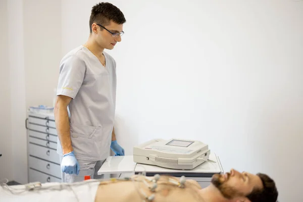 Ung Kardiolog Gjør Kardiogram Mannlig Pasient Trykke Kardiogram Kardiograf Klinikken – stockfoto