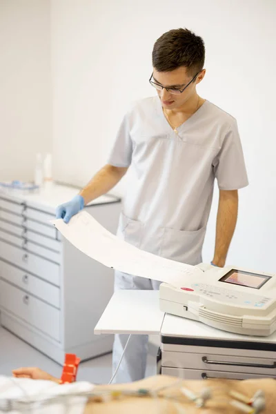 Young Cardiologist Makes Cardiogram Male Patient Printing Cardiogram Cardiograph Clinic — Stock Photo, Image
