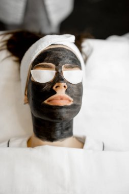 Karbon maskeli genç kadınlar güzellik salonunda lazer karbon soymaya hazırlar, yakın plan. Güzellik ve yüz bakımı kavramı