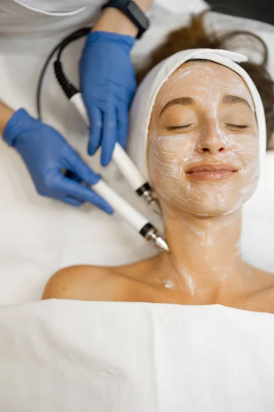 Mulher Jovem Durante Procedimento Microcorrente Facial Vista Cima Cara Eletrodos — Fotografia de Stock
