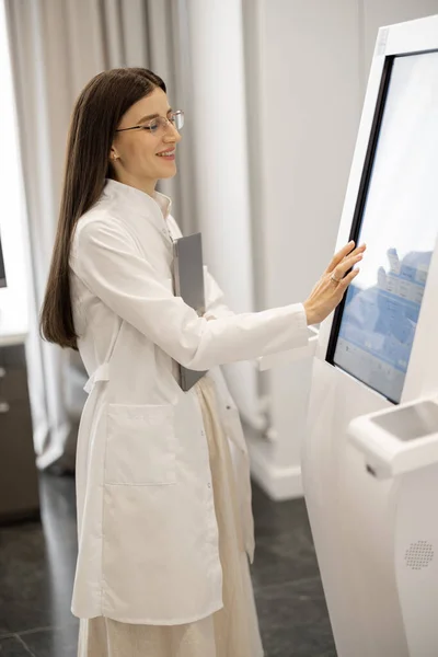 Portrait Doctor Touching Screen Body Analyzer Machine Beauty Salon Concept — Stock Photo, Image