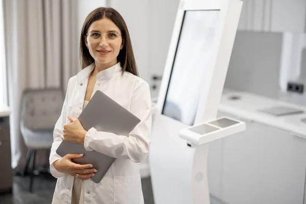 一个医生站在美容院的身体分析仪旁的画像 美容业无创快捷体研究的概念 — 图库照片