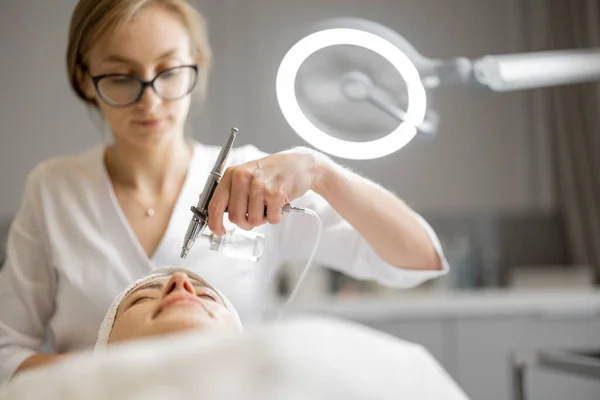 Ung Kosmetolog Utfører Oksygen Mesoterapi Kvinners Ansikt Skjønnhetssalongen Konseptet Med – stockfoto