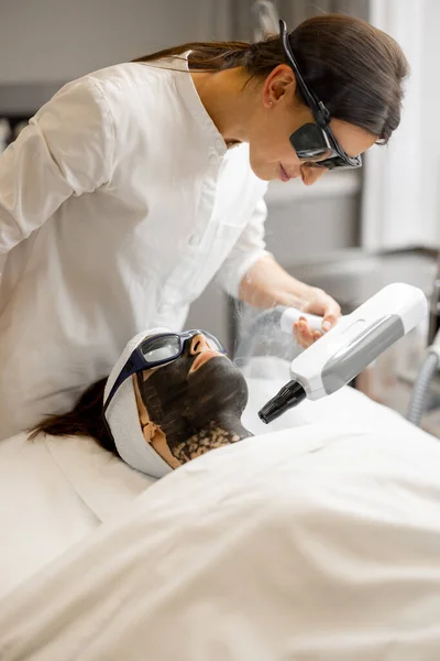 Kosmetolog Membuat Karbon Laser Mengupas Perempuan Wajah Salon Kecantikan Konsep — Stok Foto
