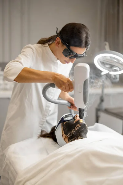 Cosmetoloog Maakt Laser Carbon Peeling Vrouwen Gezicht Bij Schoonheidssalon Concept — Stockfoto