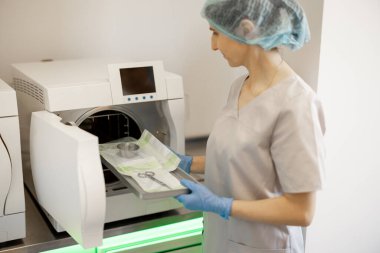 Bir cerrahi operasyondan sonra tıbbi personel aletleri sterilize ediyor.