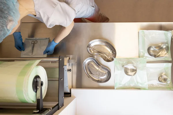 Processus Stérilisation Emballage Des Instruments Chirurgicaux Dans Stérilisation Clinique Vue — Photo