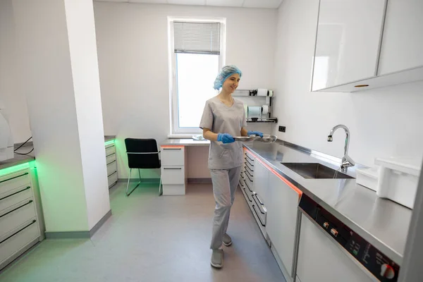 Medische Medewerker Werkt Sterilisatiekamer Van Operatiekamer — Stockfoto