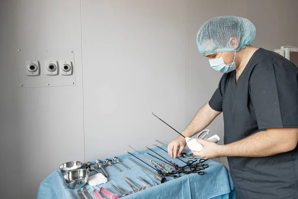 Kirurgi Aloittaa Leikkauksen Leikkaussalissa Steriilit Lääketieteelliset Instrumentit Asetetaan Pöydälle — kuvapankkivalokuva
