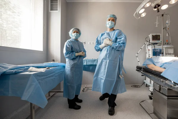 Hoitaja Kirurgi Valmistautuvat Leikkaukseen Leikkaussalissa Steriili Univormu Jossa Potilas Makaa — kuvapankkivalokuva