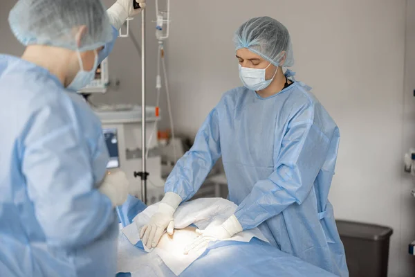 Kirurgit Valmistautuvat Leikkaukseen Peittävät Potilaan Steriilillä Kulumisella Steriiliyden Käsite Leikkaushoidon — kuvapankkivalokuva