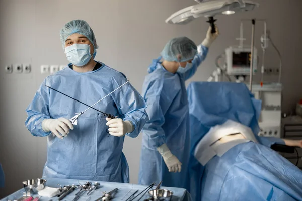 Univormussaan Olevan Kirurgin Muotokuva Steriilien Lääketieteellisten Instrumenttien Kanssa Leikkaussalissa Invasiivisen — kuvapankkivalokuva