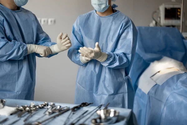 Kirurgit Valmistelevat Steriilit Lääketieteelliset Instrumentit Leikkaukseen Leikkaussalissa Lähikuva Pöydällä Hyvä — kuvapankkivalokuva