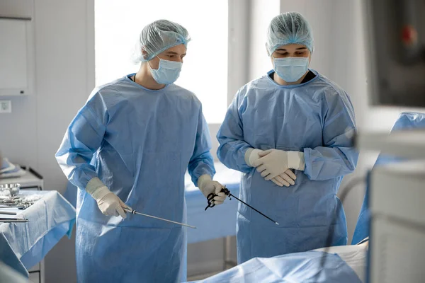 Kaksi Kirurgia Univormussa Seistä Endscopes Valmistautuu Minamal Invasiivisia Menettely Potilaalle — kuvapankkivalokuva