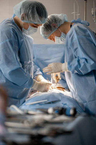 Dua Ahli Bedah Mengoperasikan Area Perut Seorang Pasien Konsep Operasi — Stok Foto