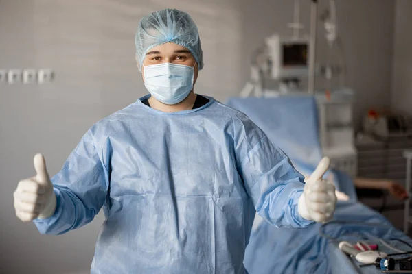 Portrett Sikker Kirurg Uniform Stående Operasjonsrommet Klar Invasiv Behandling – stockfoto