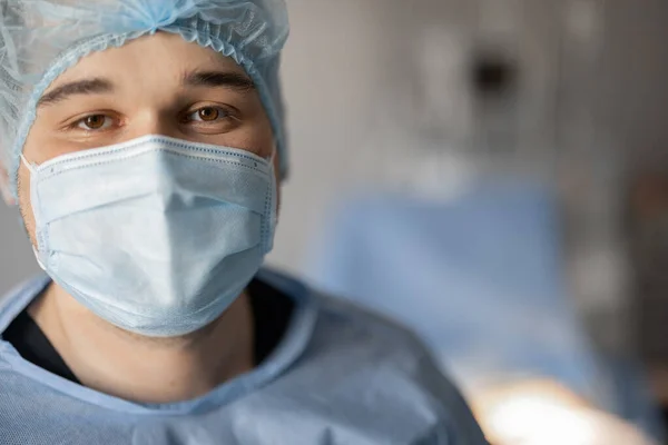 Nærbilde Munter Kirurg Uniform Med Ansiktsmaske Operasjonsrommet Klar Operasjon – stockfoto