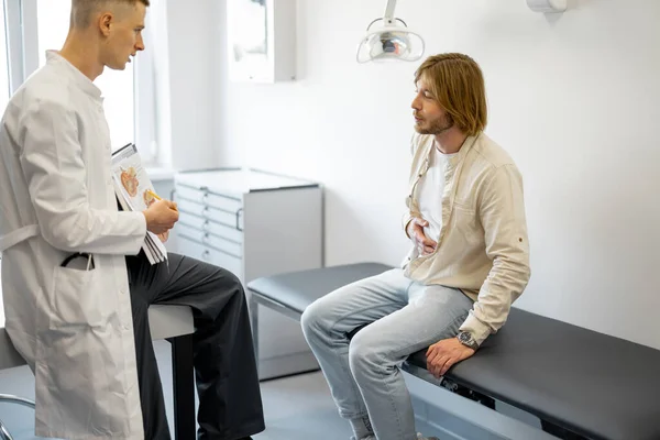 Pasien Pria Pada Janji Dengan Ahli Pencernaan Kantor Medis Dokter — Stok Foto