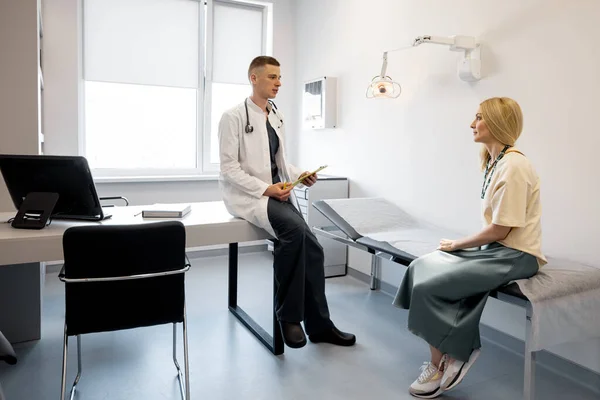 Dorosła Pacjentka Spotkaniu Gastroenterologiem Gabinecie Lekarskim Lekarz Kobietą Odbywający Ścisłą — Zdjęcie stockowe