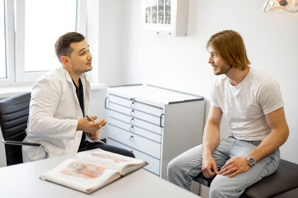 Pasien Pria Pada Janji Medis Dengan Ahli Urologi Dokter Memiliki — Stok Foto