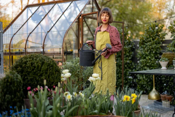 Potret Seorang Wanita Muda Sebagai Penjual Bunga Mengurus Bunga Dan — Stok Foto