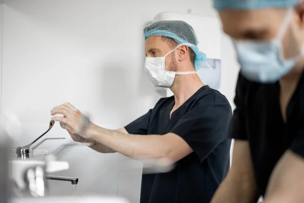 Kaksi Kirurgia Huolellisesti Pesi Kädet Valmisteltaessa Leikkausta Steriiliyden Kirurgian Käsite — kuvapankkivalokuva