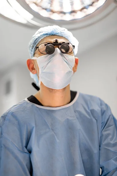 Kirurg Med Mikroskopglass Operasjon Konseptet Med Ekte Kirurgi Invasive Behandlinger – stockfoto