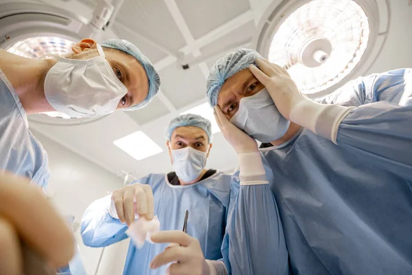 Skremmende Kirurger Ser Stedet Kirurgisk Inngrep Med Skrekk Operasjon Sett – stockfoto