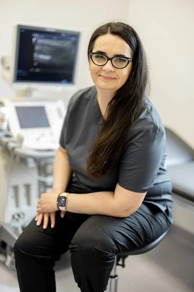 Portrét Doktorky Specializující Ultrazvukovou Diagnostiku Která Sedí Jeho Pracovišti Klinice — Stock fotografie