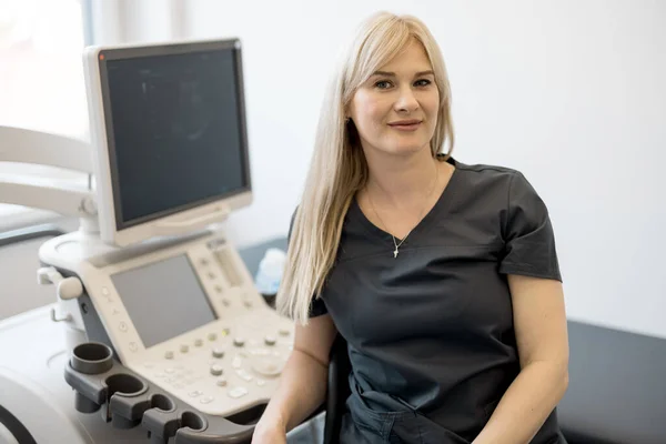 Portrett Voksen Medisinsk Spesialist Ultralyddiagnostikk Som Sitter Arbeidsplassen Hennes Klinikken – stockfoto