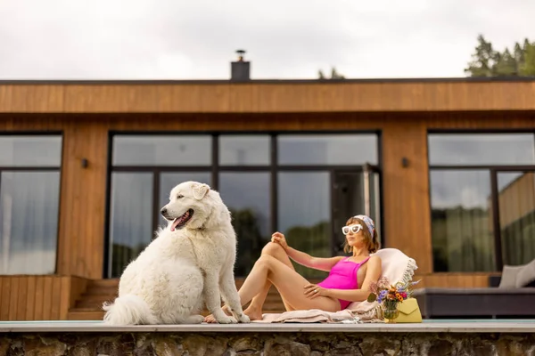 Femme Bronzant Tout Relaxant Avec Son Chien Près Maison Avec — Photo