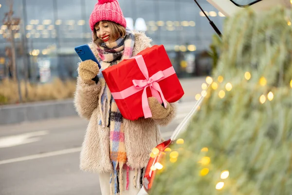 Kışlık Elbiseli Bir Kadın Kış Tatili Alışverişi Için Alışveriş Merkezinde — Stok fotoğraf