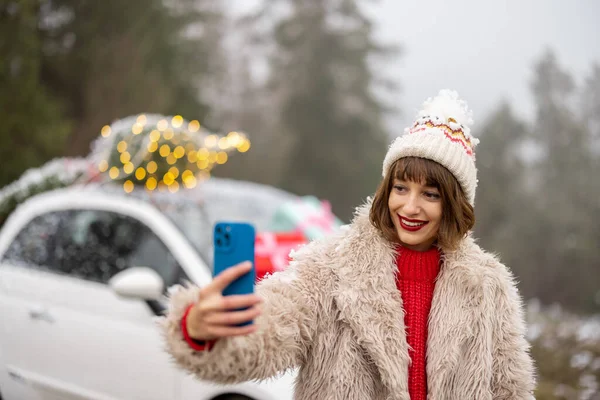 Vrouw Maakt Selfie Foto Gesprekken Online Telefoon Tijdens Het Reizen — Stockfoto