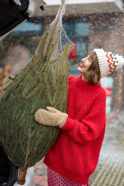 Portrait Young Cheerful Woman Red Sweater Hat Holding Wrapped Christmas — Fotografia de Stock