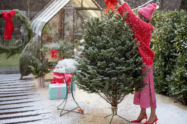 Young Woman Red Decorates Lush Christmas Tree Festive Bows Backyard — Stock Photo, Image