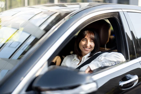 Portret Pięknej Kobiety Siedzącej Samochodzie Jako Kierowca Pojęcie Usług Transferu — Zdjęcie stockowe